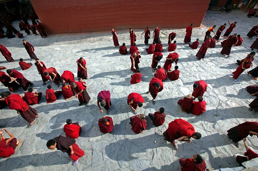 Joutes oratoire au Monastère de Dzongsar - Tibet © Matthieu Ricard