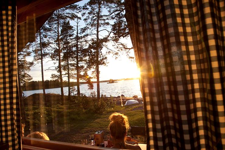 Bain de soleil près d'un lac - Finlande © Visit Finland