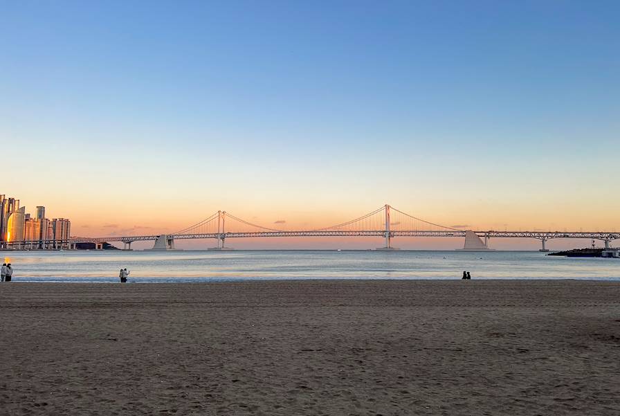 Coucher de soleil sur la plage Gwangalli - Busan - Corée du Sud © Karine Bounet