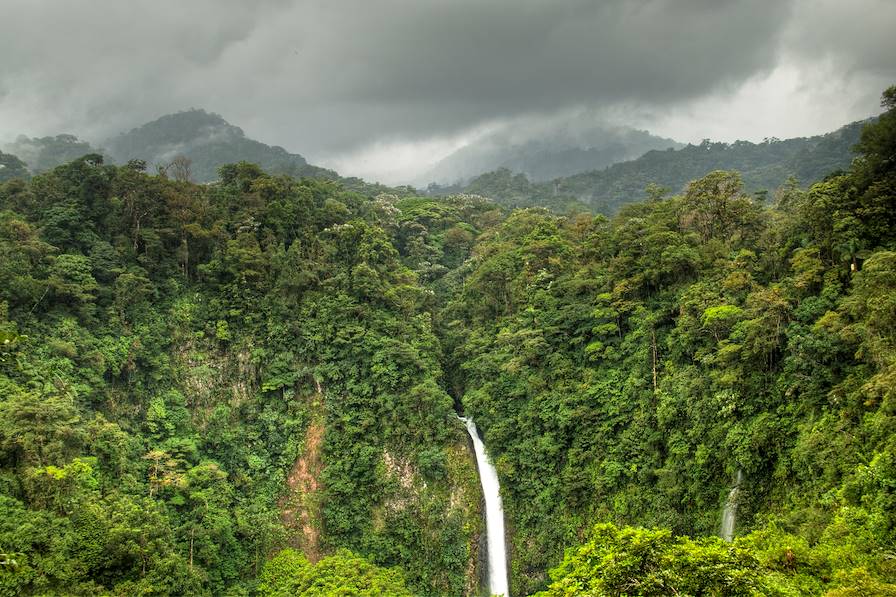 Cascade La Fortuna - Arenal - Costa Rica © Nicolas Decorte/Getty Images/iStockphoto