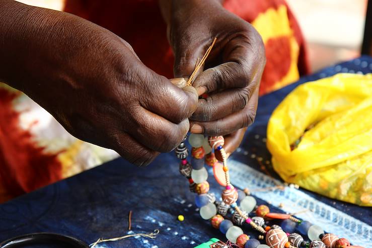 Atelier de fabrication de collier - Saint Louis - Sénégal © Valérie Villet