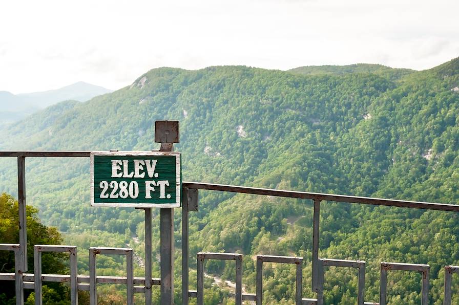 Chimney Rock State Park - Caroline du Nord - Etats-Unis © Mary Swift - stock.adobe.com