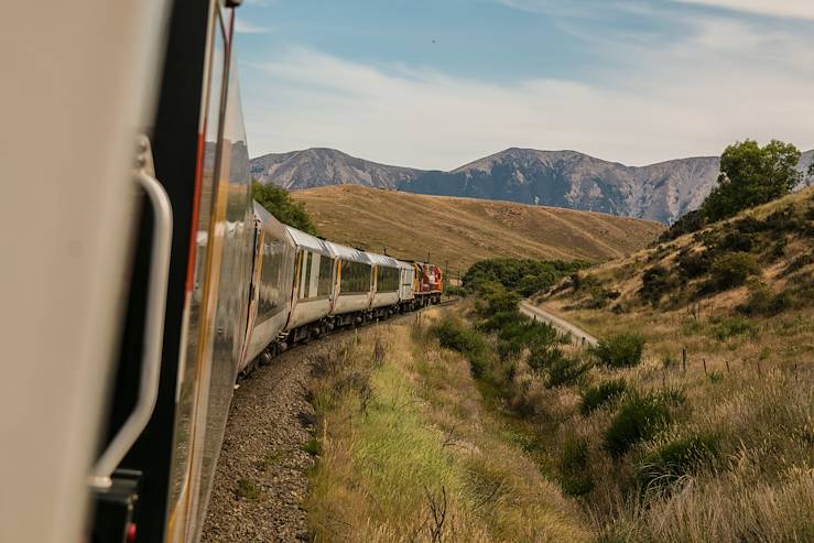 Train - Kirghizstan © Josh Nezon / Unspalsh.com