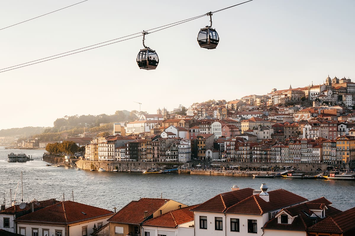 Architecture de Porto avec des téléphériques