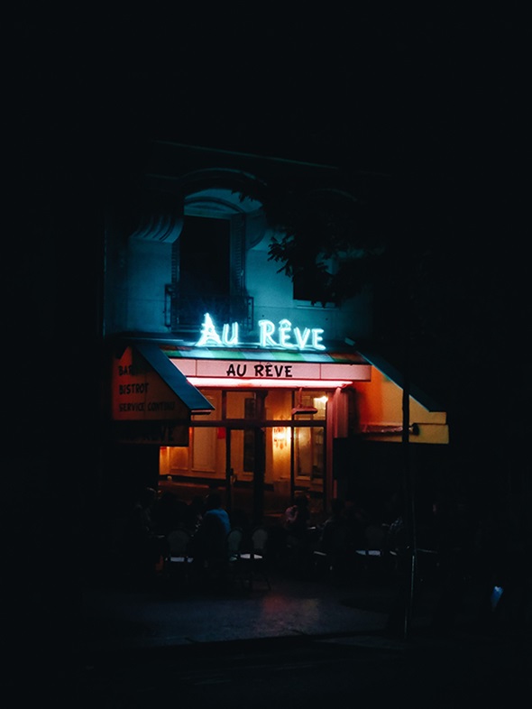 Bar néon dans Paris